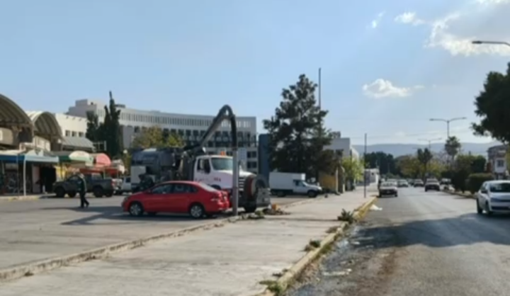 Comisión Estatal del Agua realiza labores de desazolve en el mercado «San Luis 400»