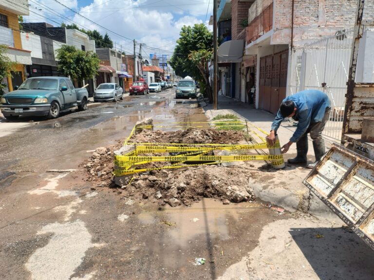 Interapas repara fuga en la red de agua de la calle Líbano