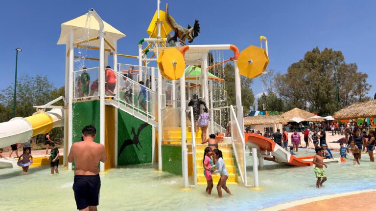 DinOasis Aqua Park recibe a miles de familias durante las vacaciones