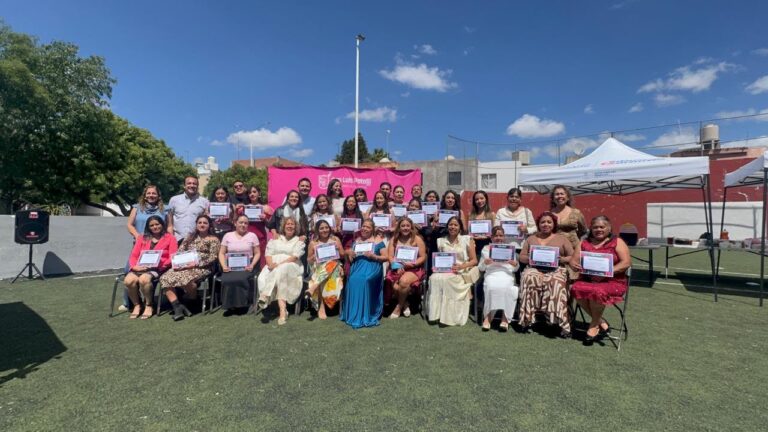 Más de 40 personas se gradúan de los cursos de belleza en los Centros de Desarrollo y Aprendizaje del Gobierno de la Capital