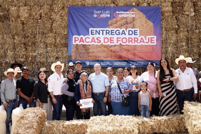 Entrega Gobierno Municipal de Enrique Galindo 980 pacas de forraje para impulsar a productores pecuarios de la Capital