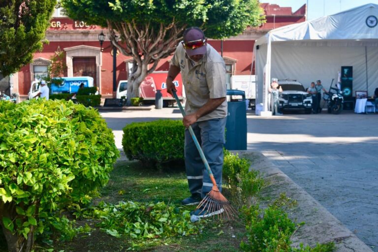 Plazas del Centro Histórico de San Luis Capital lucen jardines cuidados