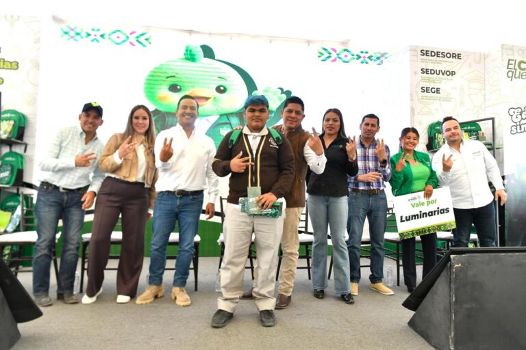 Ricardo Gallardo continúa con la entrega de apoyos escolares y luminarias led, ahora en Mexquitic de Carmona