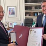 Felipe Calderón recibe la ‘Medalla de Santiago’ en Chile por “liderazgo en defensa de la democracia”