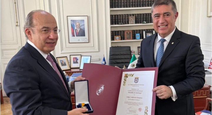Felipe Calderón recibe la ‘Medalla de Santiago’ en Chile por “liderazgo en defensa de la democracia”