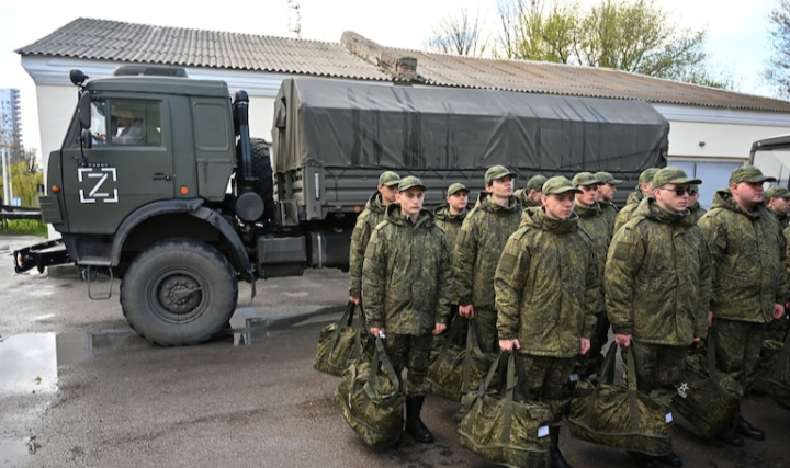 Rusia realiza ejercicios mientras Putin medita una nueva movilización militar y crece el éxodo de posibles reclutas
