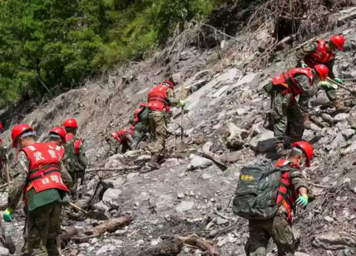 Nepal y China buscan a más de 2.400 desaparecidos tras riada