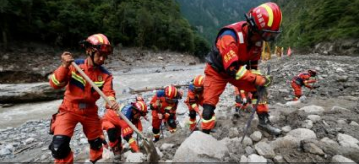 Rescatan a niña de seis años tras 60 horas atrapada entre los escombros de la riada en Nepal