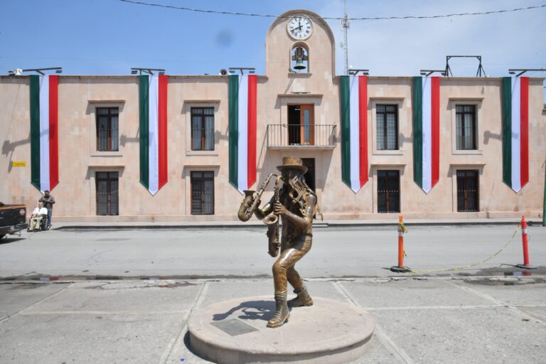 Gobierno de Soledad viste de tricolor el Palacio Municipal con motivo del mes patrio