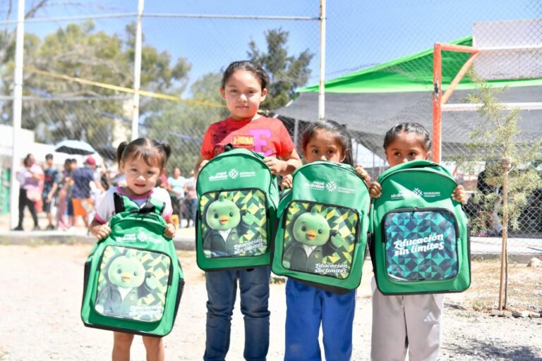 Gobierno del Estado garantiza apoyos para que estudiantes continúen su preparación