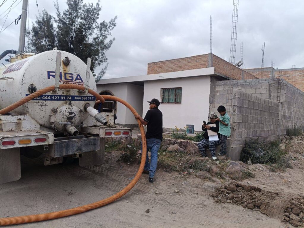 Da mantenimiento Dirección Municipal de Agua a fosas sépticas en distintos puntos de la Capital