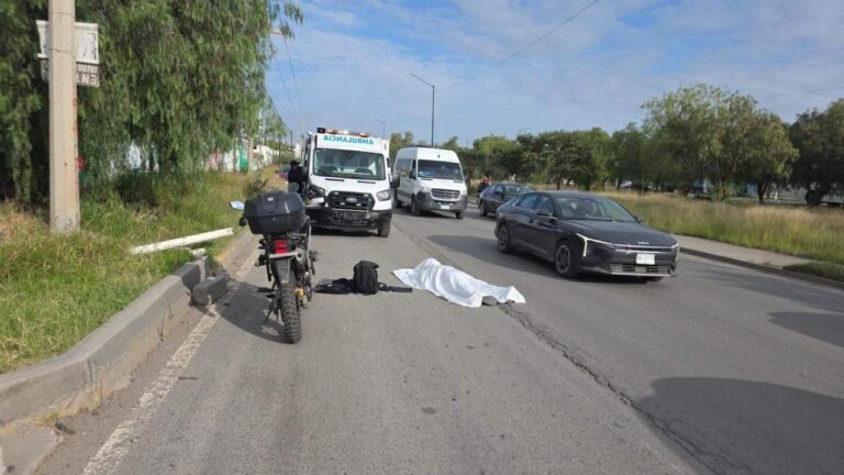 Mu3re joven motociclista tras derrapar sobre el Eje 120