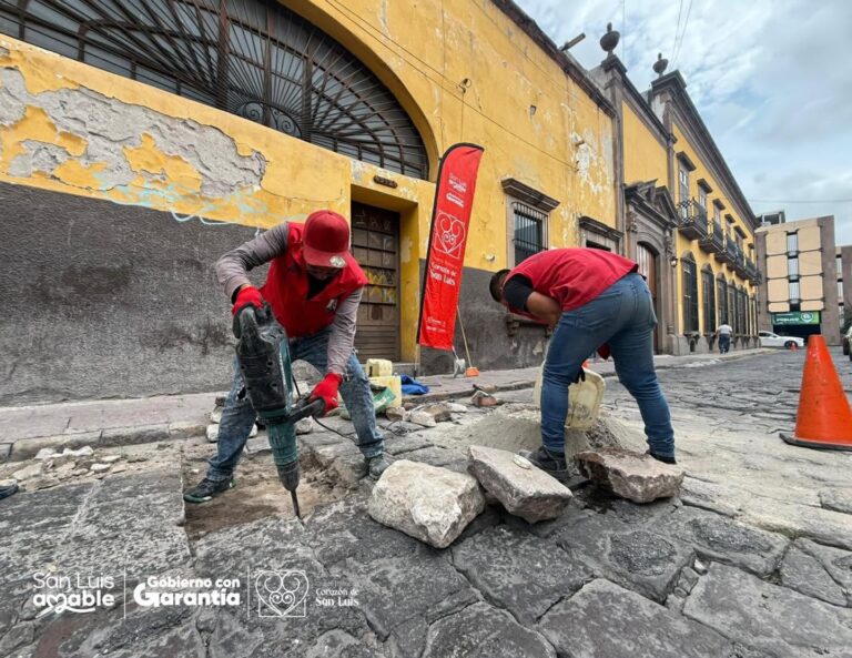 Gobierno de la Capital atiende baches en Manuel del Conde e Independencia