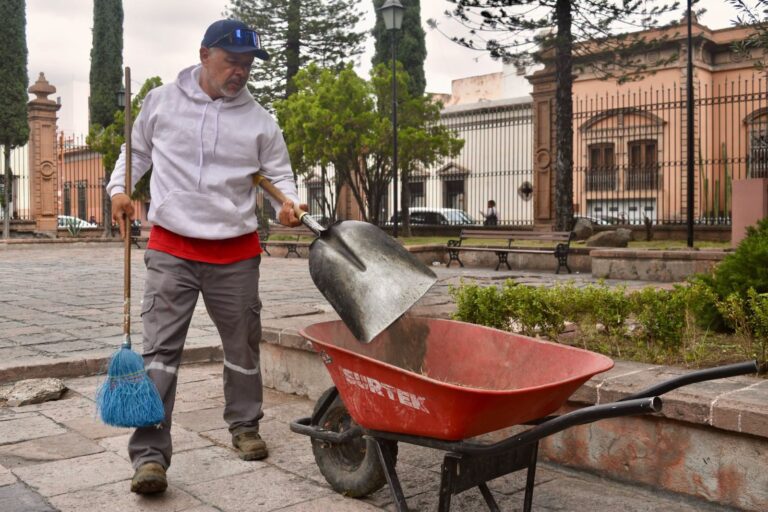 Gobierno Municipal brinda limpieza y mantenimiento a espacios de convivencia en el Centro Histórico
