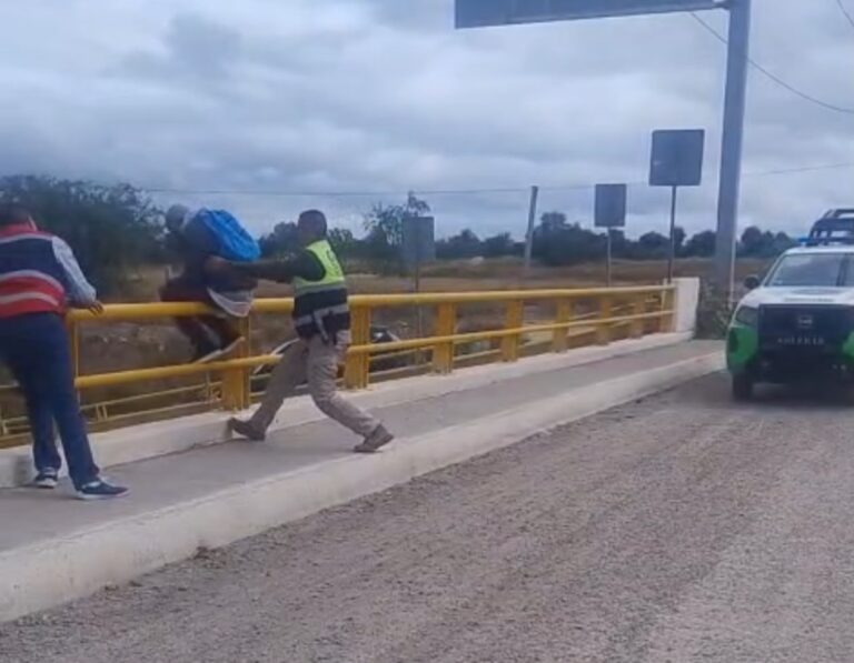 Oficiales de Soledad salvaguardan integridad de hombre con crisis emocional