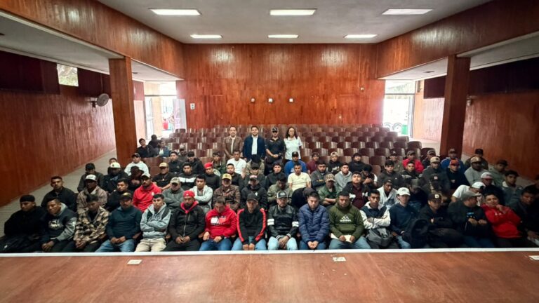 57 jornaleros acceden a empleos especializados en cultivo de jitomate