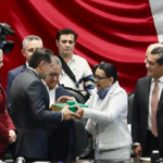 En breve ceremonia, Rosa Icela entrega Segundo Informe de Sheinbaum al Congreso