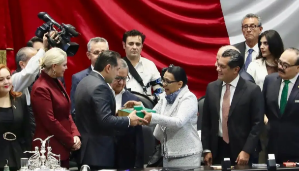 En breve ceremonia, Rosa Icela entrega Segundo Informe de Sheinbaum al Congreso