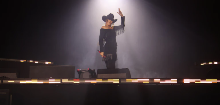 Yuridia revive a Juan Gabriel y a Selena Quintanilla con emotivo homenaje en su primer concierto en el Estadio GNP