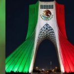 Torre Azadi, símbolo arquitectónico de Irán, se ilumina con los colores de México por su Independencia