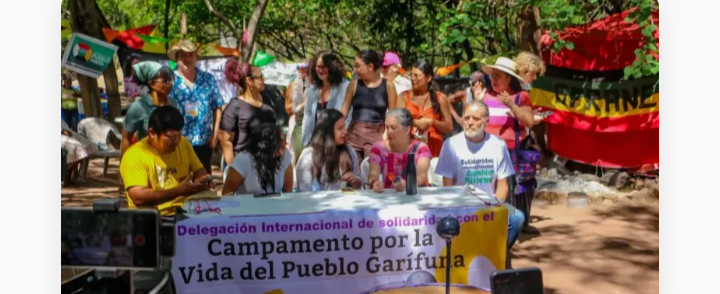 Delegación internacional intenta frenar desalojo de pueblo para un reality de Salinas
