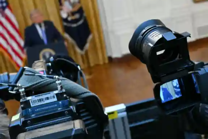 Principales cadenas de TV suspenden cobertura a Trump