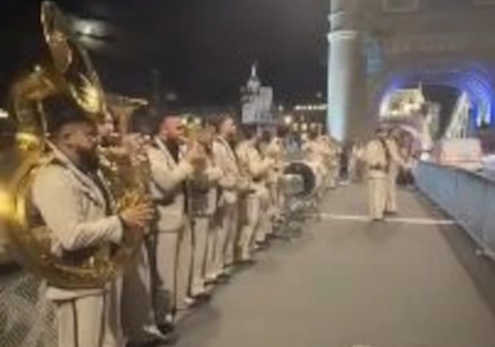 Policía de Londres interrumpe a Banda El Recodo durante presentación callejera cerca del Tower Bridge