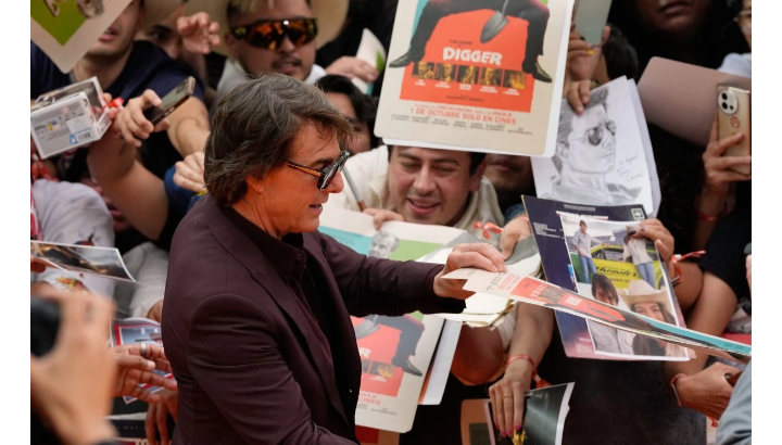 Vitorean al actor Tom Cruise al presentar ‘Digger’, de Alejandro González Iñárritu, en México