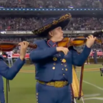 Mariachi mexicano hace historia en la NFL: interpreta el himno de EUA en Soldier Field