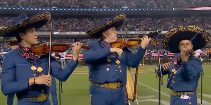 Mariachi mexicano hace historia en la NFL: interpreta el himno de EUA en Soldier Field