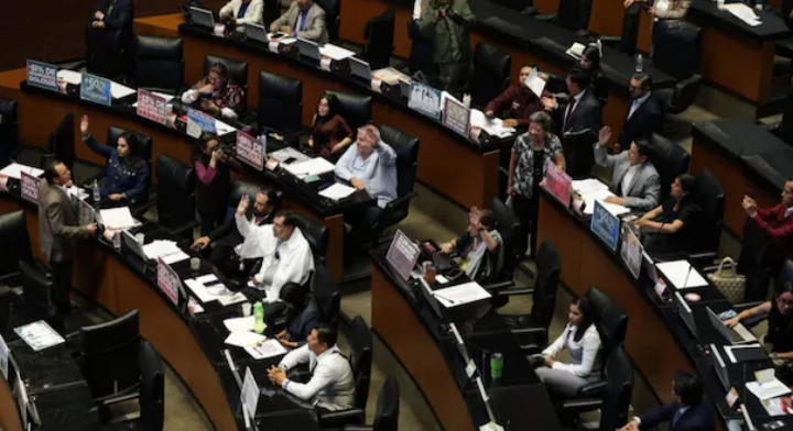 Morena y aliados aprueban reforma contra doble nacionalidad en el Senado; remiten proyecto a congresos estatales