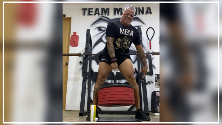 Levantó 159 kilos con un solo dedo y estableció un nuevo récord mundial