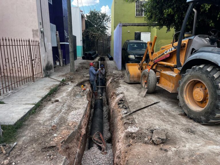 Obra sanitaria de Interapas atiende necesidades de vecinos de Aguaje 2000