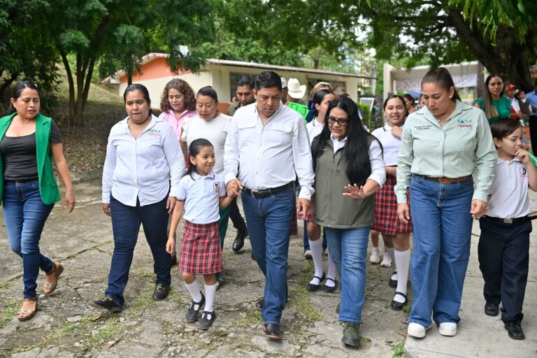 Gobernador Ricardo Gallardo lleva el cambio a las escuelas de Axtla de Terrazas
