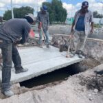 Interapas repone losas de concreto en canal del bulevar Jacobo Payán