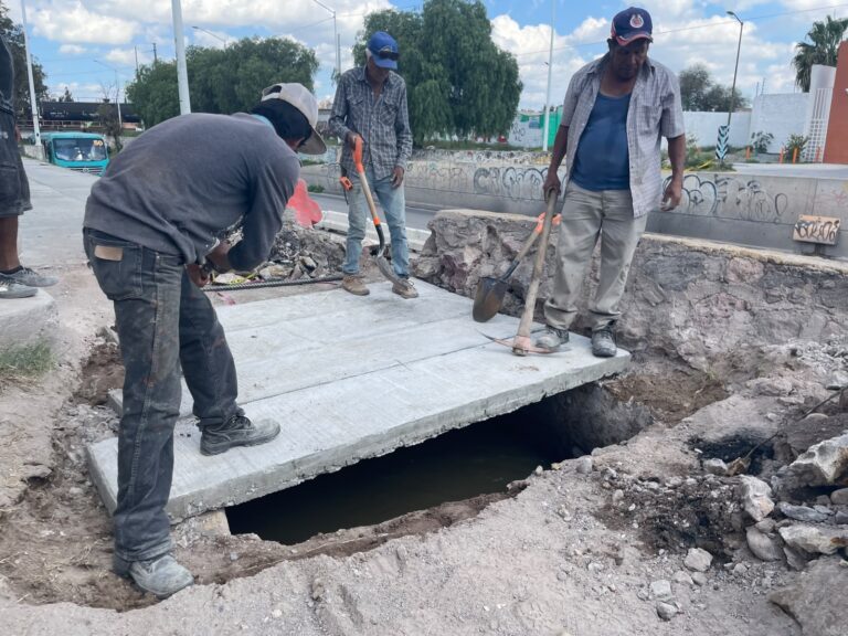 Interapas repone losas de concreto en canal del bulevar Jacobo Payán