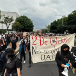 ¡Ni perdón ni olvido! contingentes se concentran en la plaza de las Tres Culturas a 58 años de la mat4nza de Tlatelolco