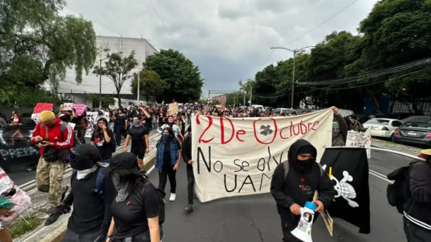 ¡Ni perdón ni olvido! contingentes se concentran en la plaza de las Tres Culturas a 58 años de la mat4nza de Tlatelolco