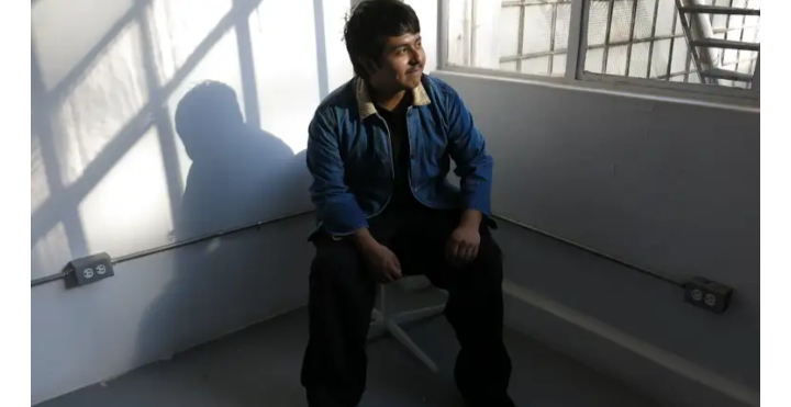 Macario Martínez fue barrendero; ahora está nominado a mejor nuevo artista en los Latin Grammy
