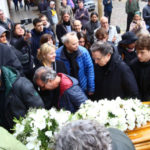 Profundo dolor en el último adiós a Piero: familiares y amigos lo despidieron en el Cementerio de la Recoleta