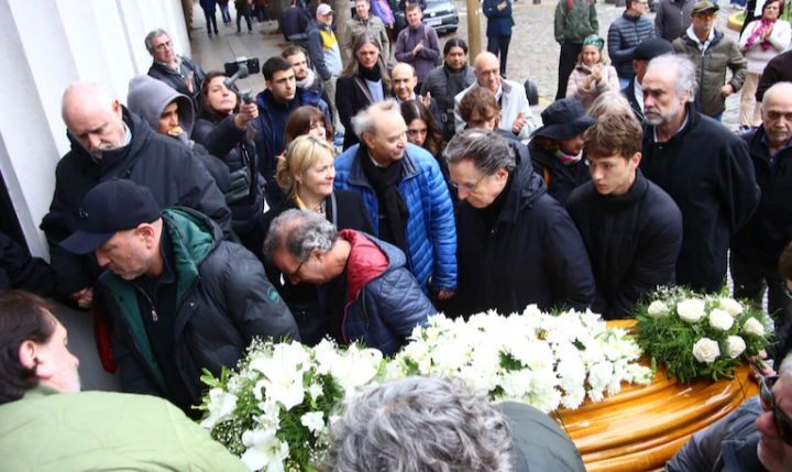 Profundo dolor en el último adiós a Piero: familiares y amigos lo despidieron en el Cementerio de la Recoleta