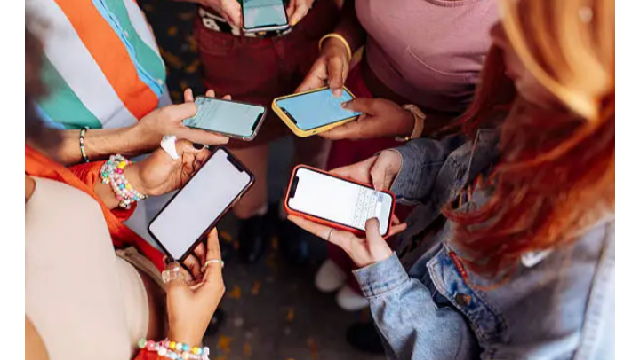 Presentan decreto para proteger a menores en redes, sin sanciones