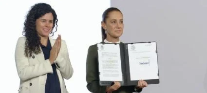 Sheinbaum firma su decreto de regulación del contenido en plataformas digitales para proteger a menores