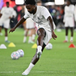 Mourinho respalda a Vinícius tras sanción; habría dejado el Real Madrid «el verano pasado», asegura
