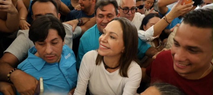 «Estoy aquí. Con ustedes»: la líder opositora María Corina Machado regresa a Venezuela 10 meses después