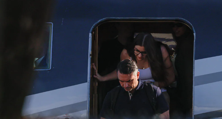 Flávio Bolsonaro aterriza en Miami tras huir de Brasil vía Argentina