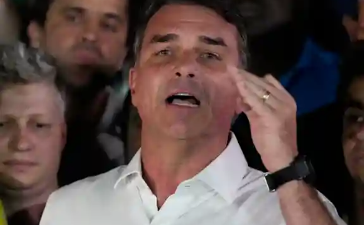 Flávio Bolsonaro se declara «verdadero presidente electo de Brasil»
