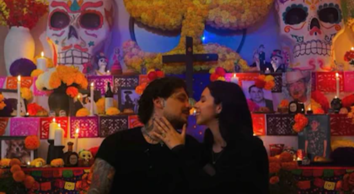 Christian Nodal y Ángela Aguilar presumen su ofrenda de Día de Muertos