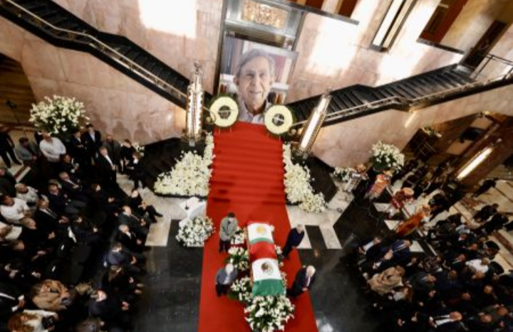 Con aplausos reciben féretro de Cuauhtémoc Cárdenas Solórzano en Bellas Artes